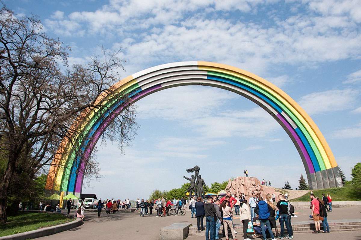 З Арки дружби народів в Києві знімуть веселку після 15 травня