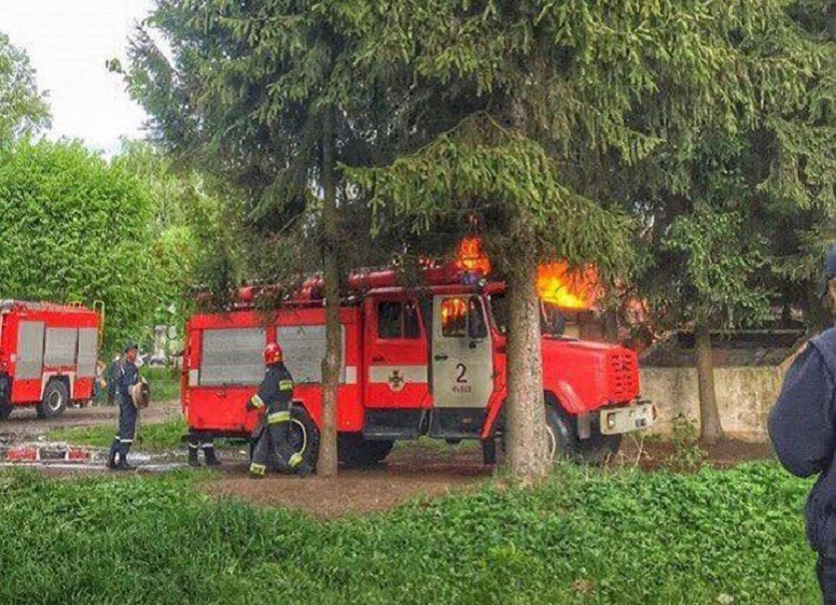 Біля військової частини у Львові згоріла закинута будівля