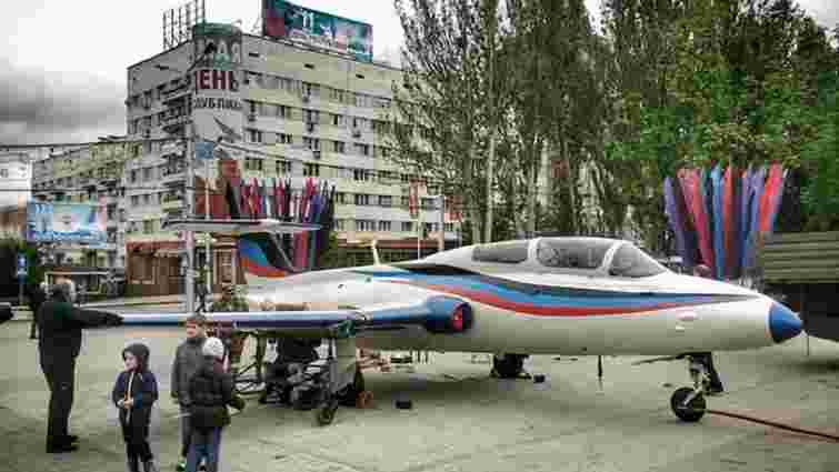 Бойовики привезли літак у кольорах «ДНР» на центральну площу Донецька