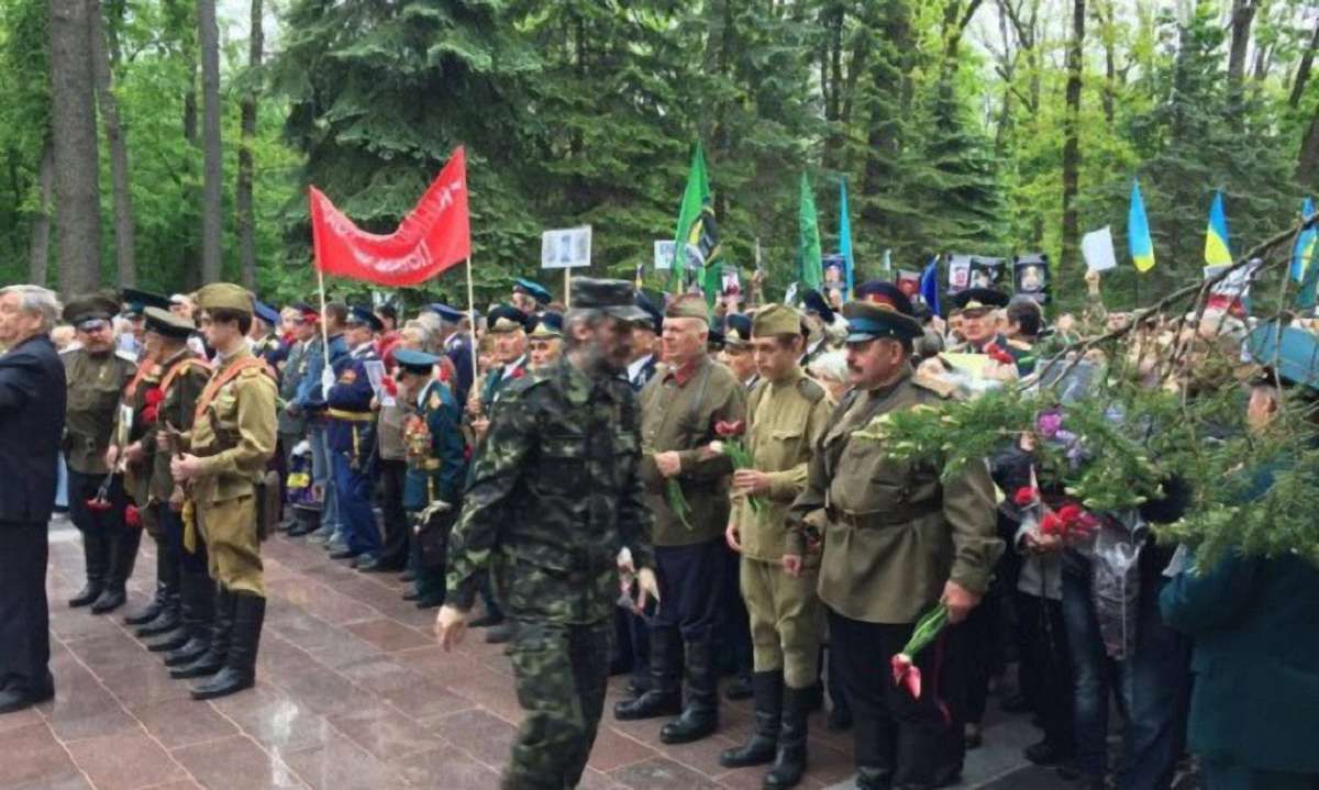 У Харкові перед покладанням квітів до Меморіалу слави сталася сутичка