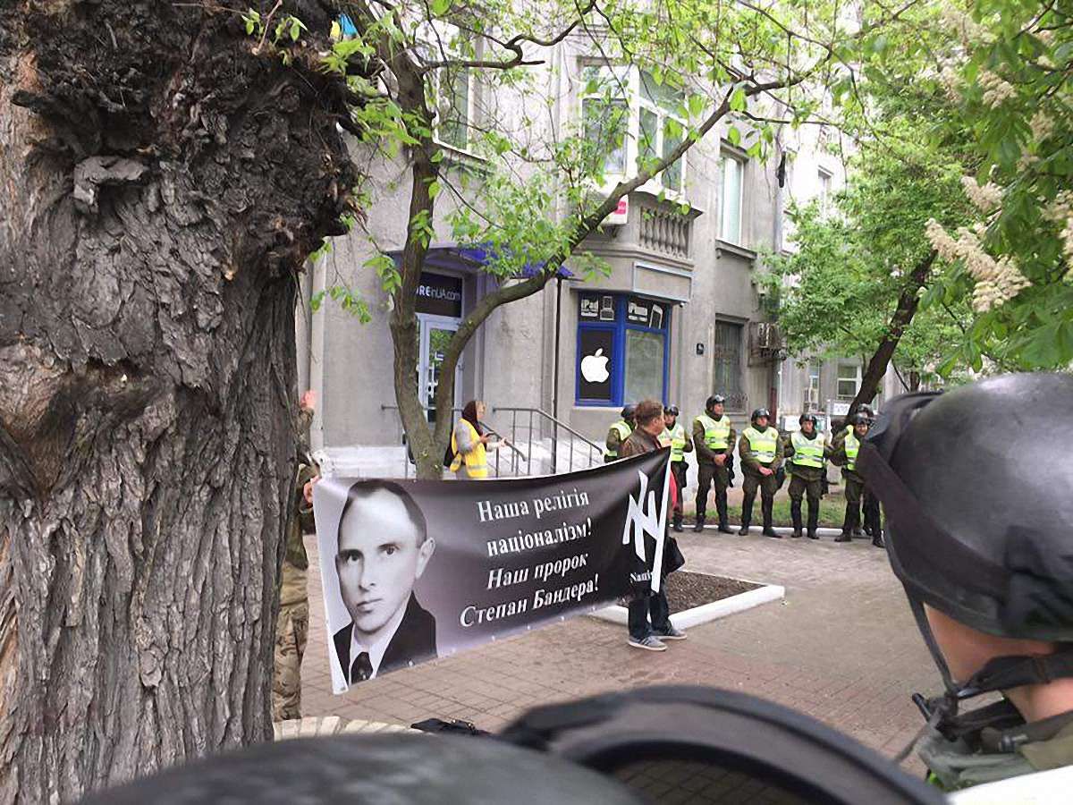 У Києві 9 травня сталися безлади через блокування поліцією офісу ОУН