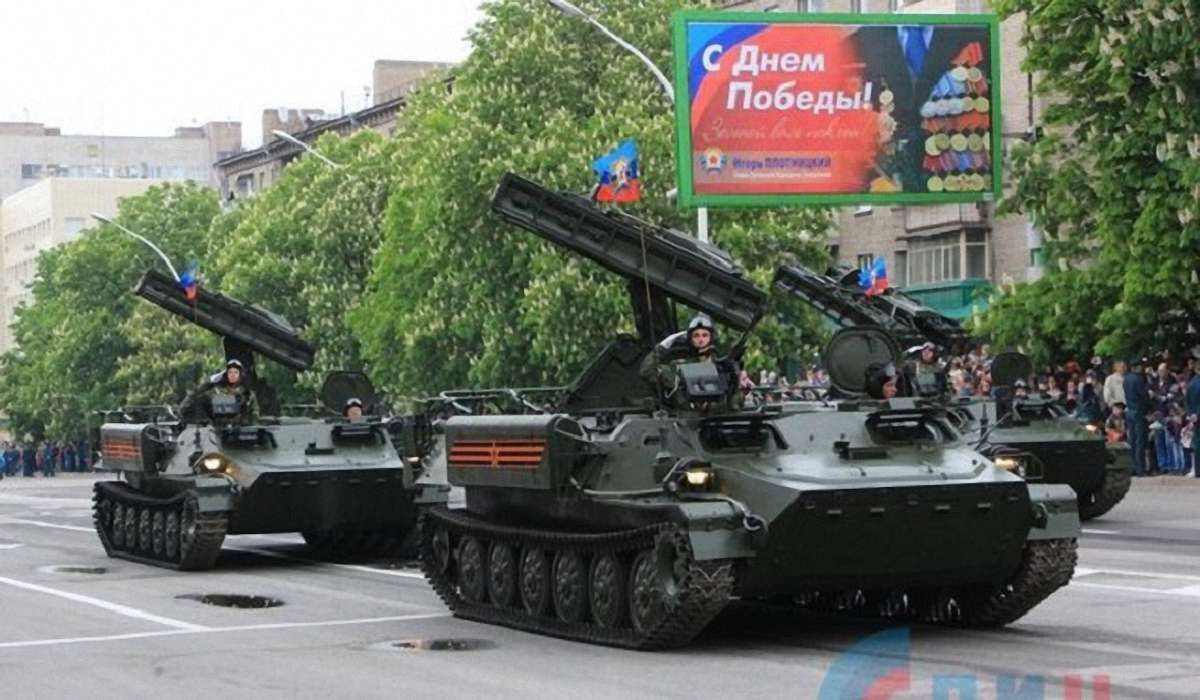 В окупованих Луганську та Донецьку бойовики провели паради з танками та «Градами»