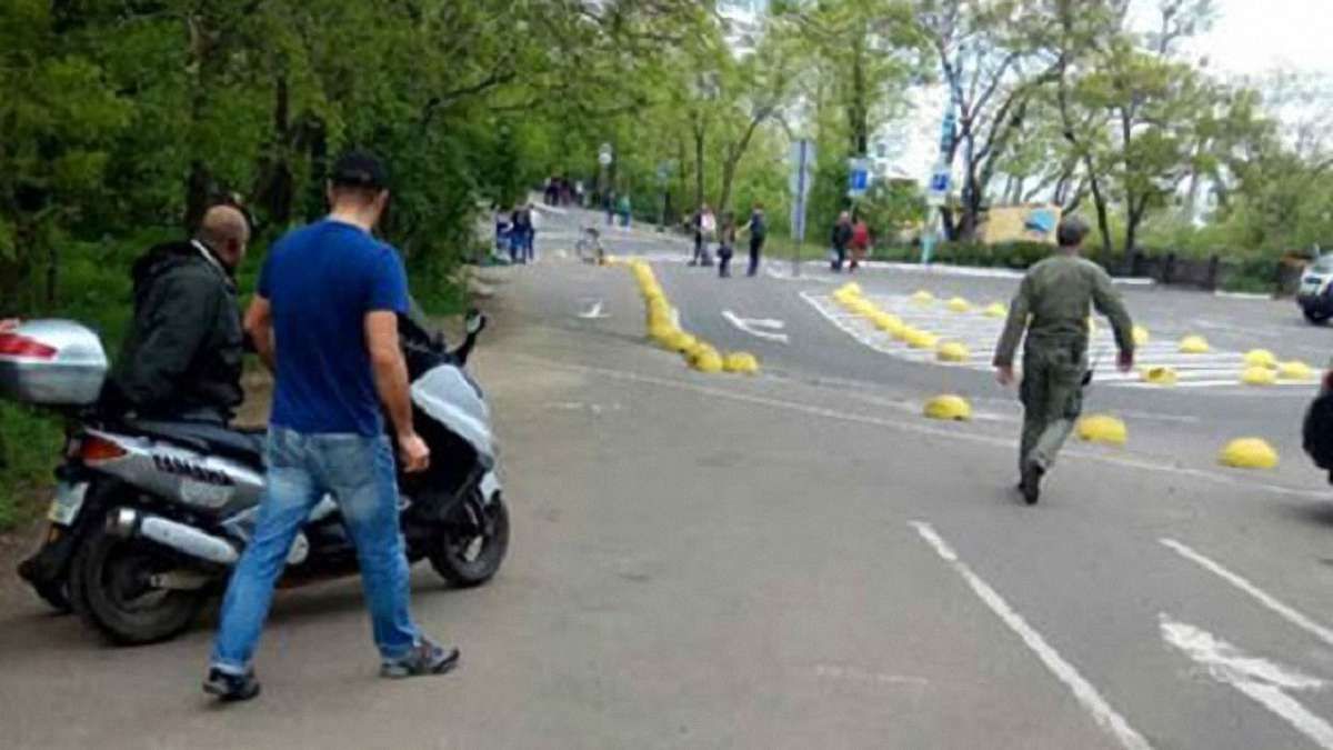 В Одесі озброєний чоловік на мопеді намагався прорватися на Алею Слави