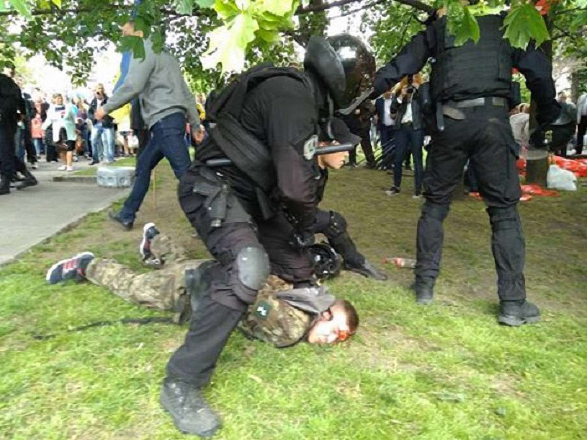 Співпрацю поліції з «тітушками» в Дніпрі 9 травня вивчає слідство, – ГПУ