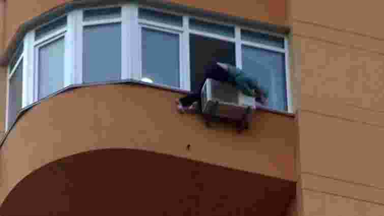У Києві жінка зачепилась за кондиціонер, намагаючись вистрибнути з 11 поверху