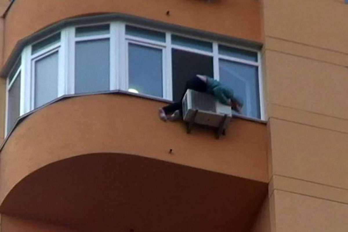 У Києві жінка зачепилась за кондиціонер, намагаючись вистрибнути з 11 поверху