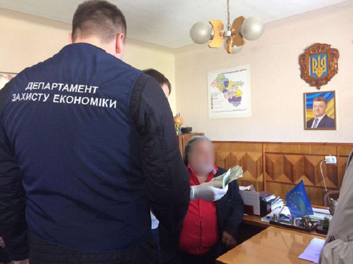 Головний лікар медзакладу на Львівщині за працевлаштування медсестри вимагав $500 хабара