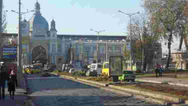 У Львові на 7 місяців обмежили рух транспорту біля залізничного вокзалу 