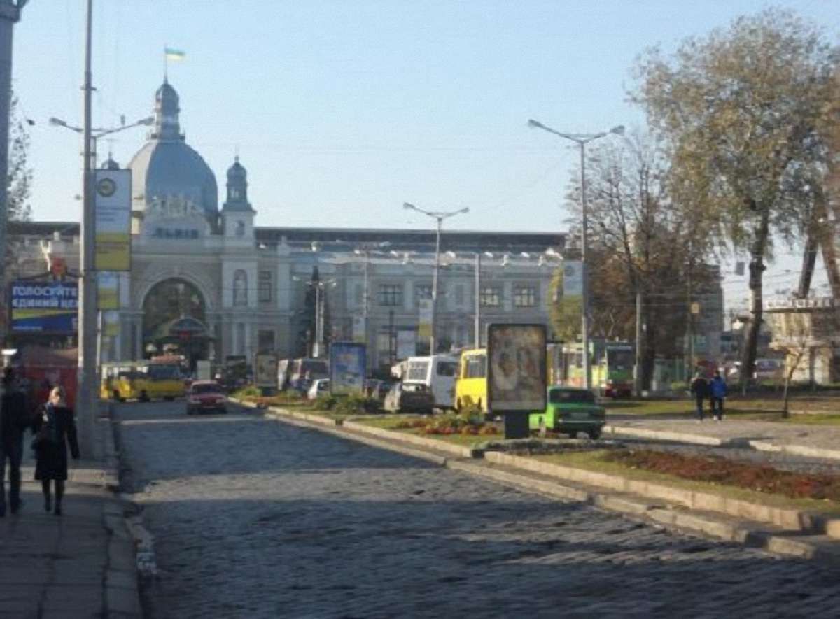 У Львові на 7 місяців обмежили рух транспорту біля залізничного вокзалу 