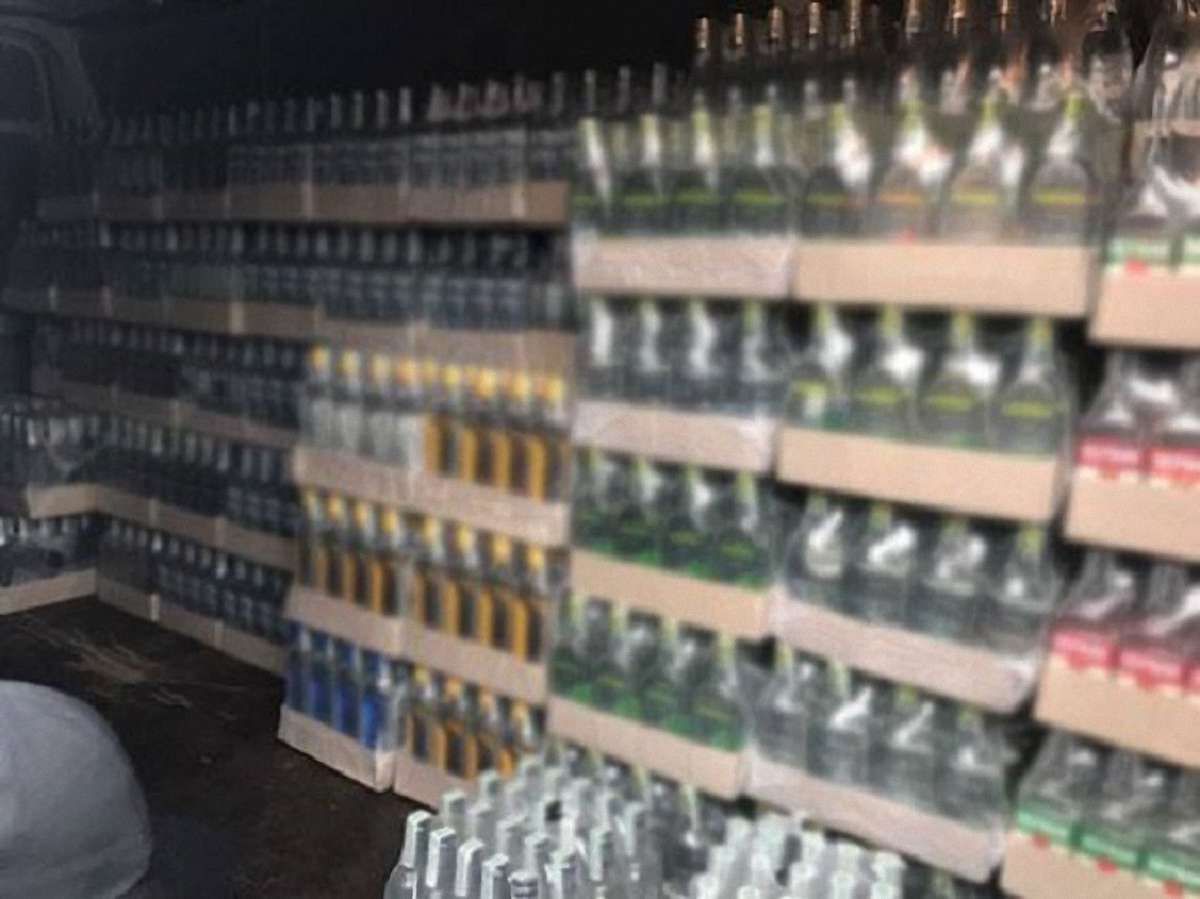 Поліція викрила у Львові масштабну мережу з підпільного виробництва алкоголю