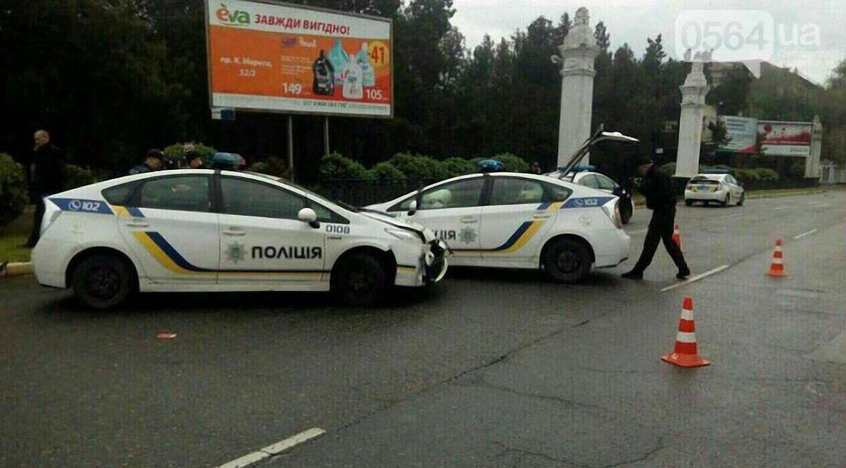 Три поліцейських автомобіля потрапили у ДТП в центрі Кривого Рогу