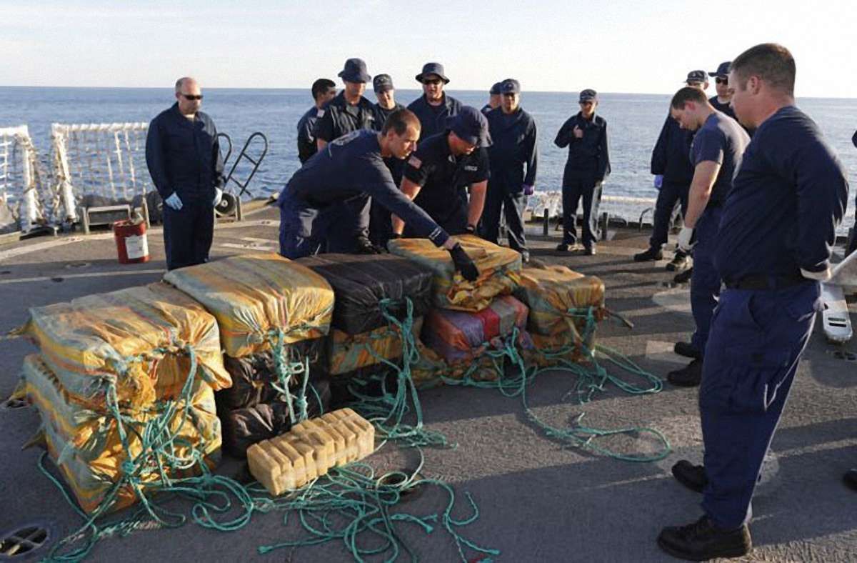 У Тихому океані затримали вантажний корабель з 5,5 тонн кокаїну