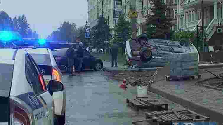 П'яний водій BMW, втікаючи від поліції в Києві, перекинувся і врізався в стовп