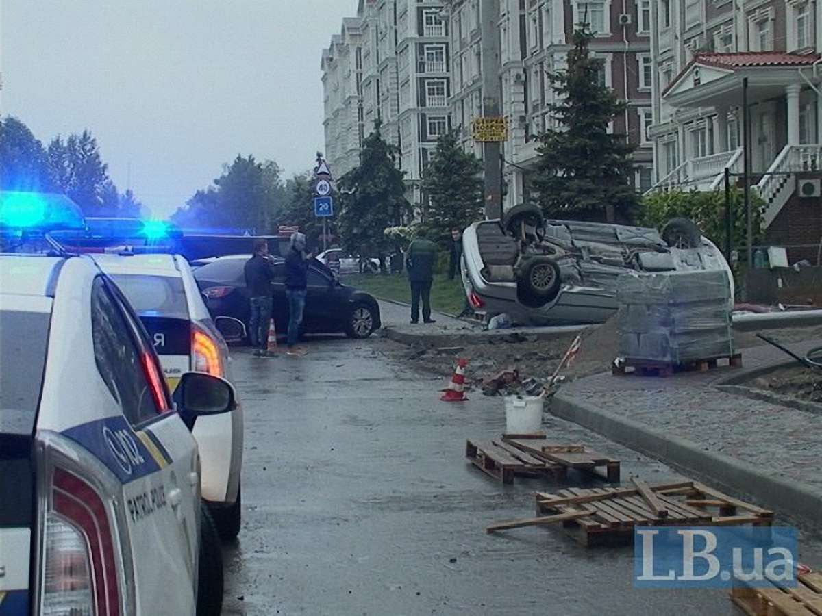 П'яний водій BMW, втікаючи від поліції в Києві, перекинувся і врізався в стовп