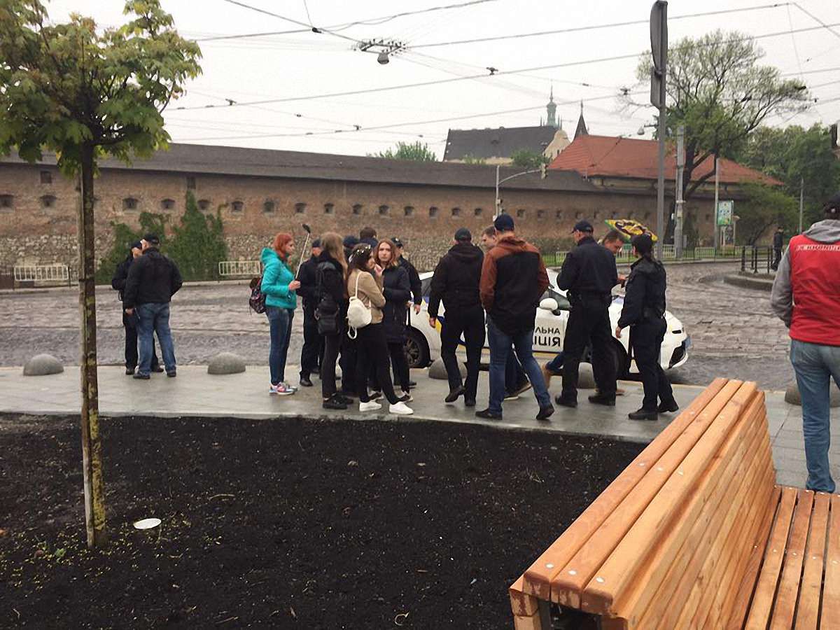 Поліція затримала у центрі Львова групу молодиків, що скандували нацистські гасла