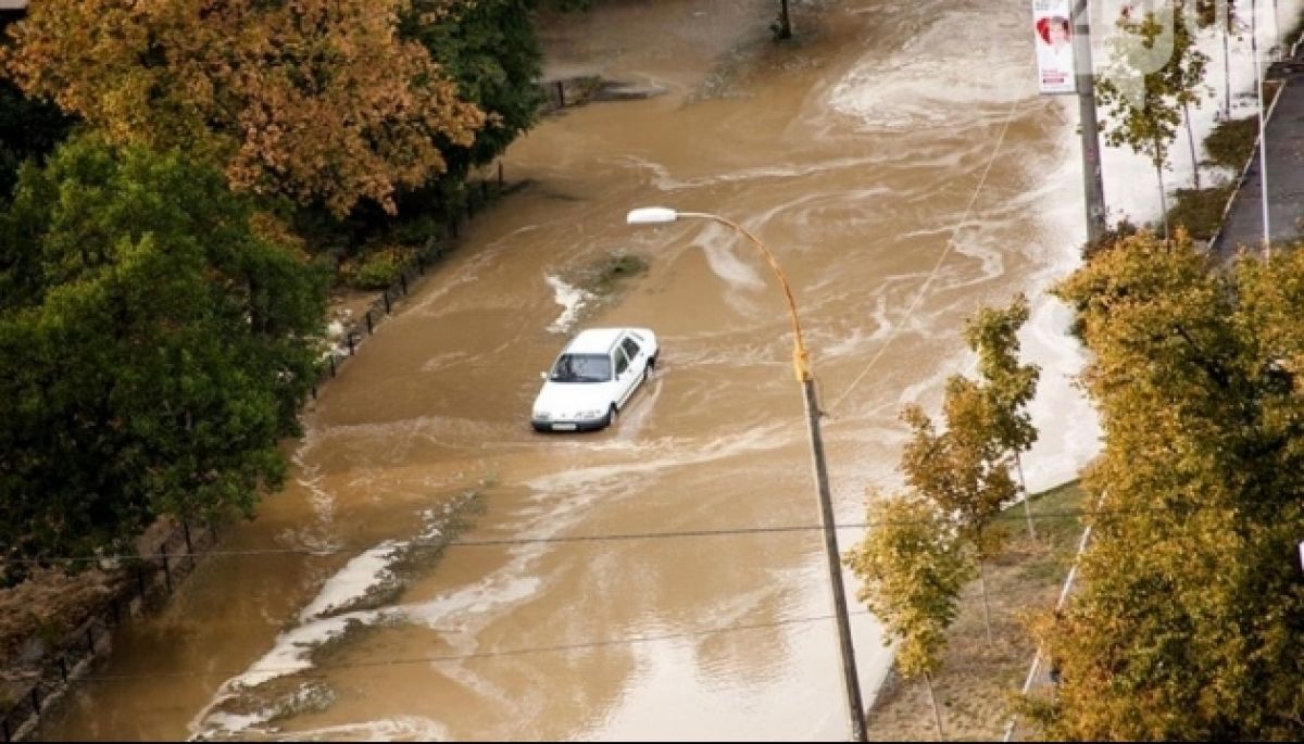 Потужні зливи паралізували залізничний рух у Молдові