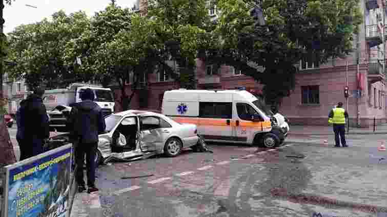 У Тернополі легковик протаранив карету швидкої допомоги