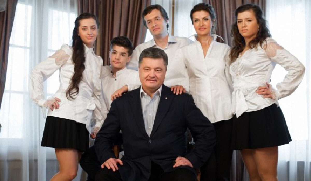 Порошенко провів виховну бесіду з сином через футболку з написом Russia