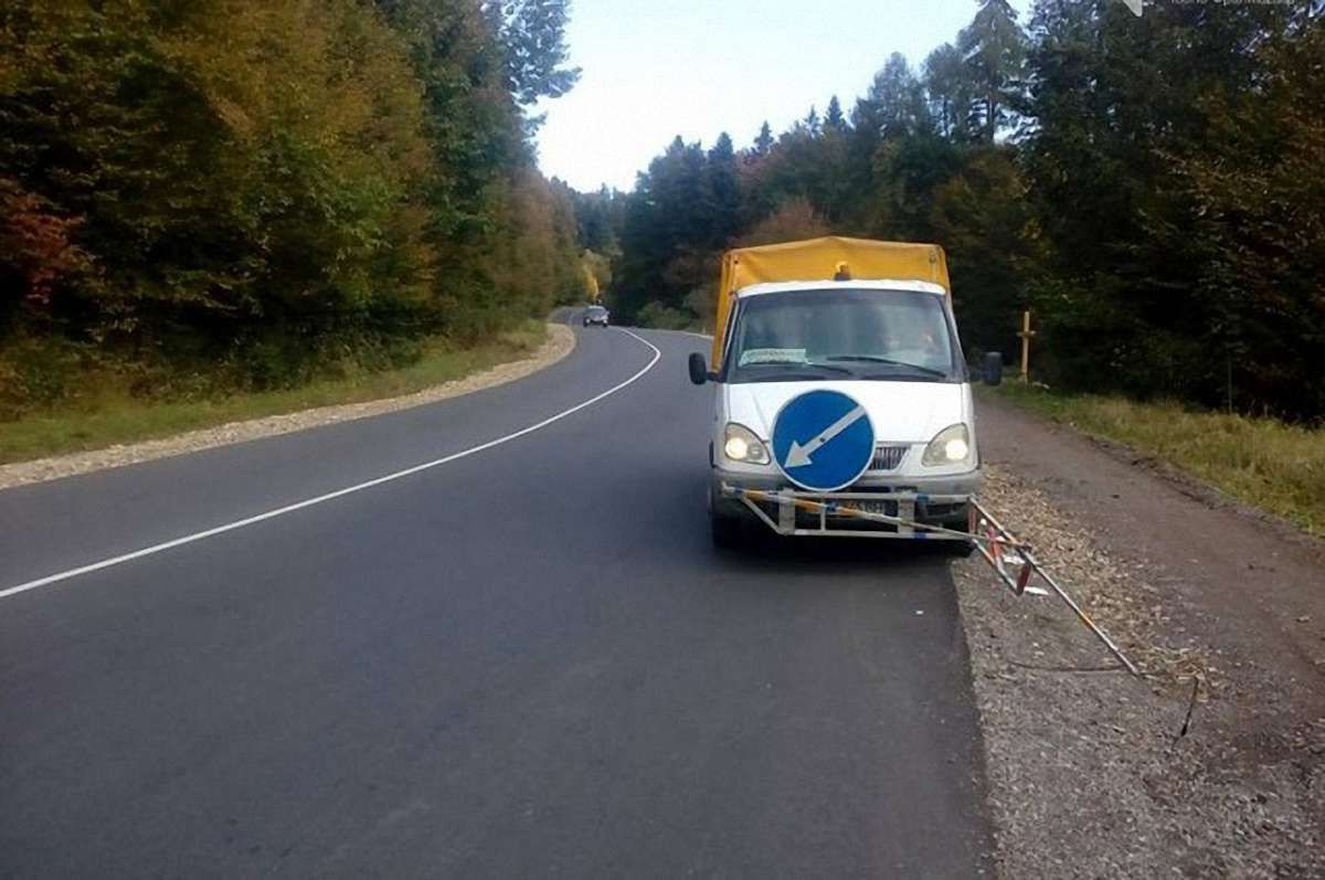 На Прикарпатті через сильні зливи підмило дорогу 