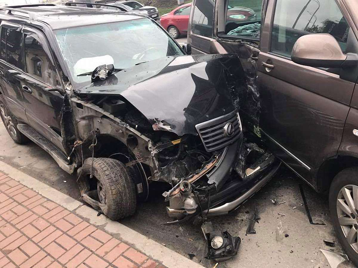 В Києві п’яний працівник НАБУ на Лексусі вчинив ДТП