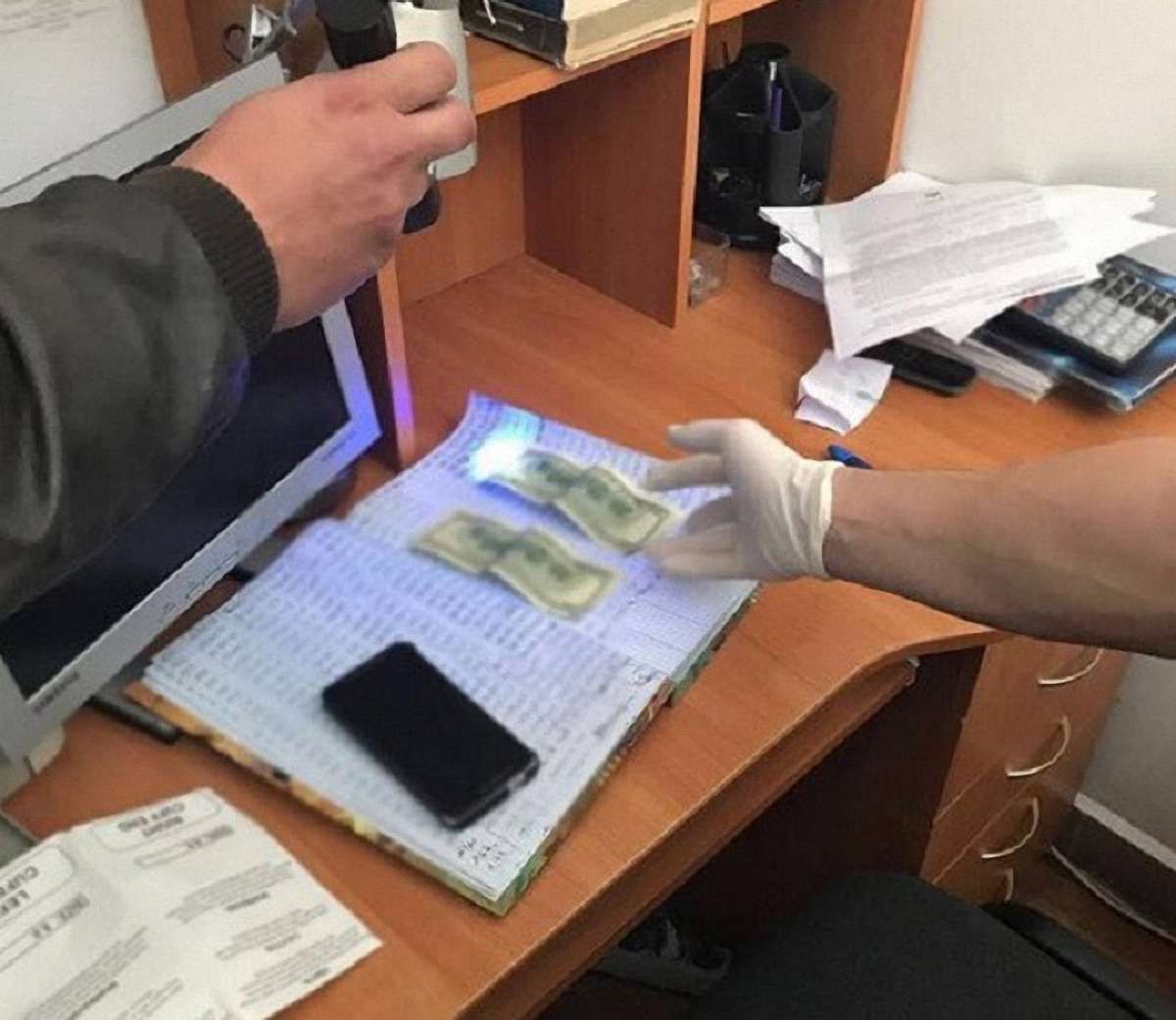 На хабарі $400 затримали інспектора Львівської митниці
