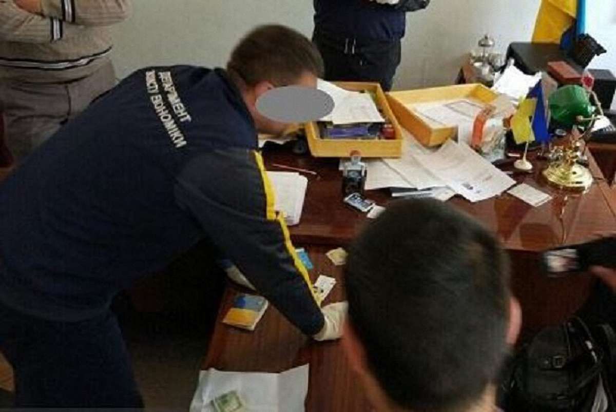 На Одещині голову РДА і його спільницю заарештовали за хабарництво