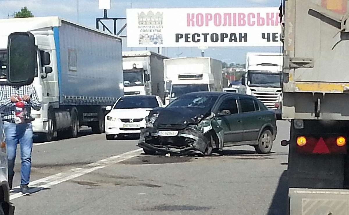 У ДТП на трасі Київ-Чоп постраждали четверо людей