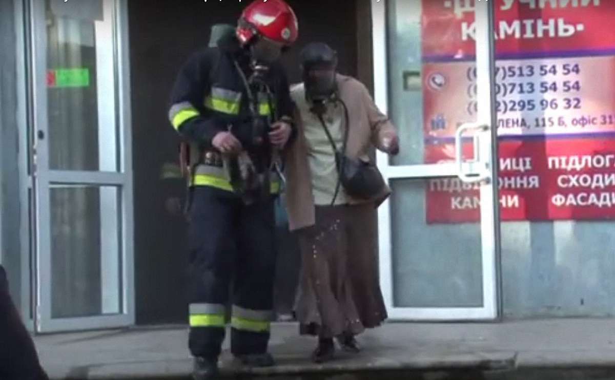Через пожежу в офісі у Львові рятувальники евакуювали 25 осіб