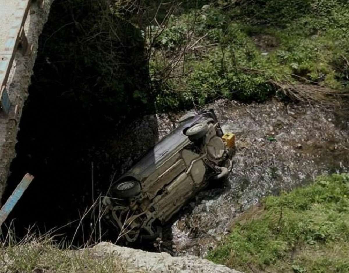 На Сколівщині автомобіль упав із моста в річку