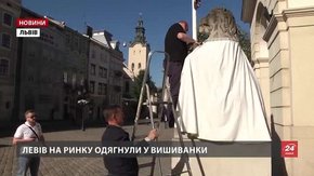 Львівські скульптури Адоніса та Діану вдягнули у сучасні вишиванки