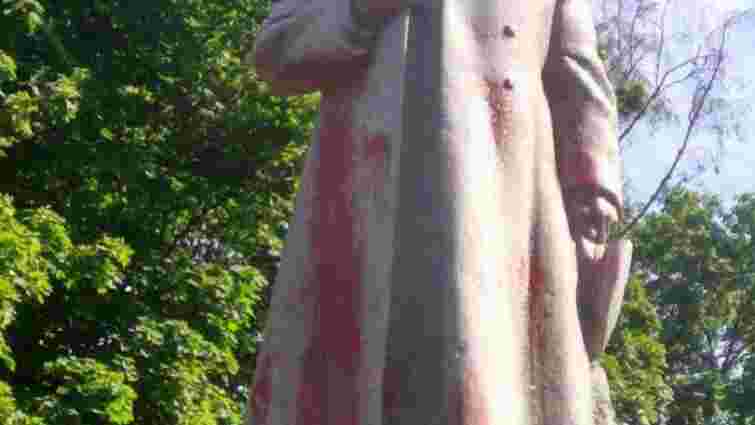 У Києві облили червоною фарбою пам'ятник радянському генералу Ватутіну 

