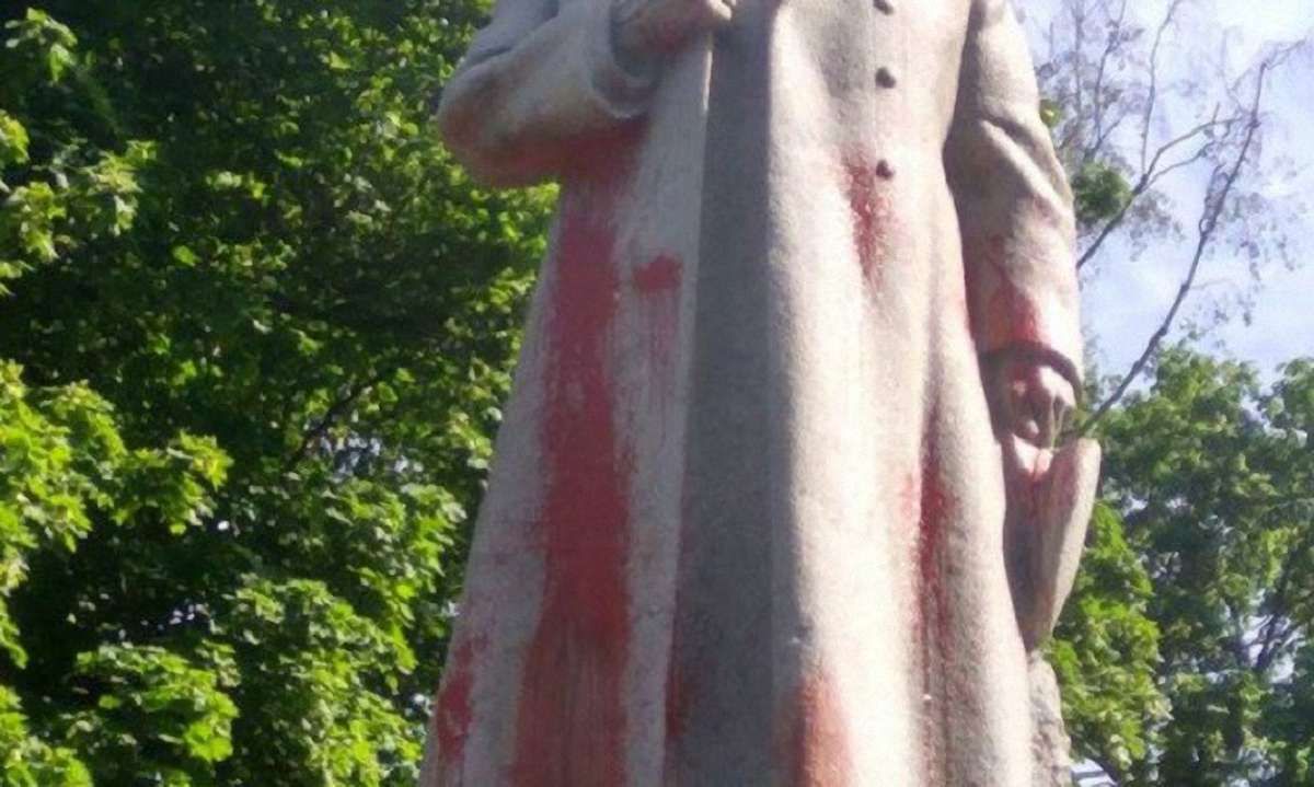 У Києві облили червоною фарбою пам'ятник радянському генералу Ватутіну 

