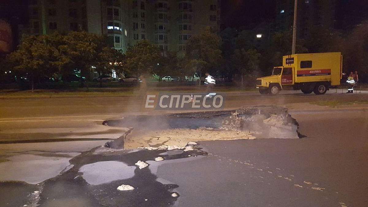 На київському проспекті Героїв Сталінграда провалився асфальт