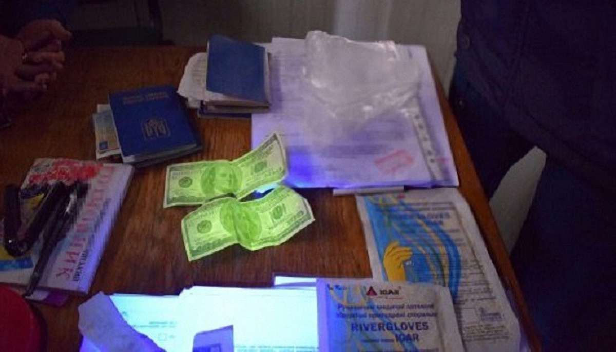 Інспектора Львівської митниці за хабар у $500 оштрафували на ₴25,5 тис.
