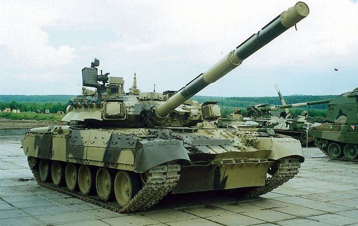 Десантним військам на передову зони АТО відправили нові танки Т-80