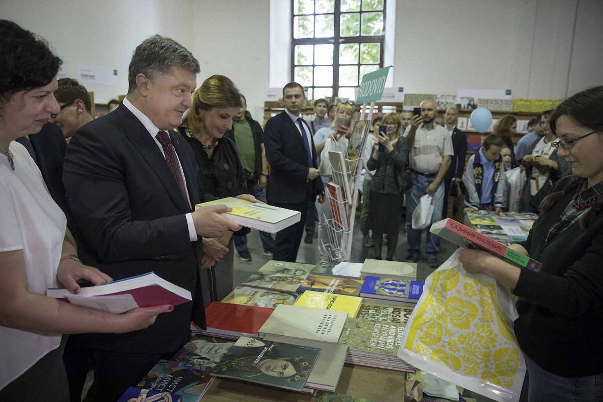 Порошенко на «Книжковому Арсеналі» оглянув виставки і купив книжку Христі Фріланд 