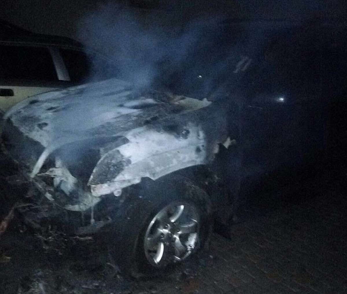 Уночі підпалили автомобілі селищного голови Брюховичів та його дружини