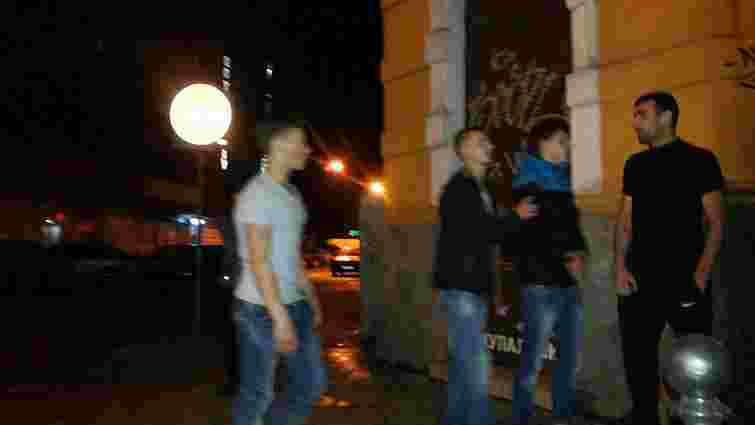 Львівські таксисти затримали хуліганів, які розбили світлофор в центрі міста