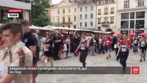 У Львові відбулися перегони кельнерів з тацями
