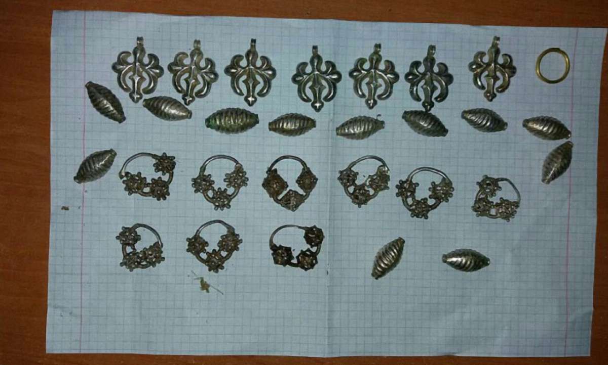 На Чернігівщині затримали «чорного археолога» з ювелірними прикрасами часів Київської Русі