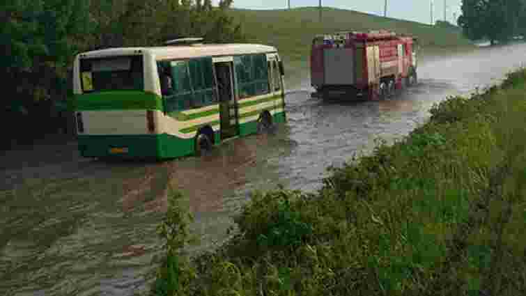 На Рівненщині сильна злива затопила рейсовий автобус з пасажирами