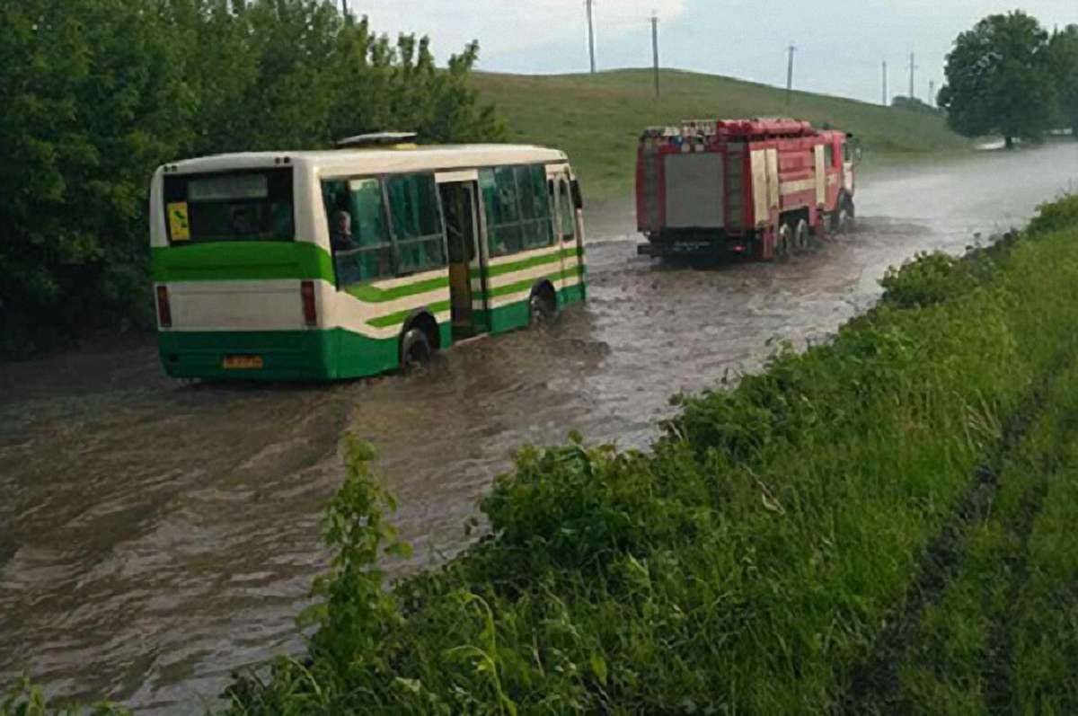 На Рівненщині сильна злива затопила рейсовий автобус з пасажирами