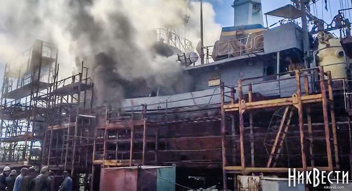 У Миколаєві під час ремонту загорівся корабель ВМС України 