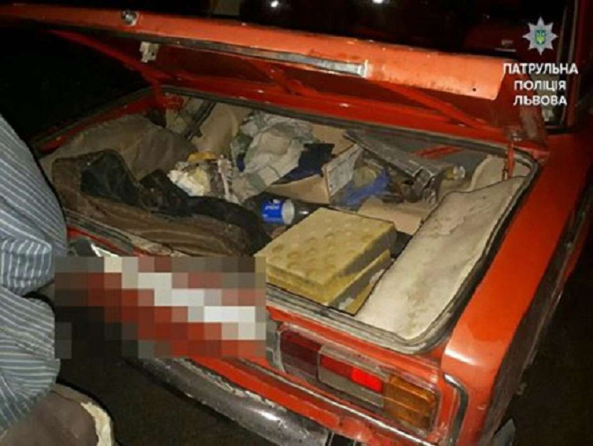 Львівського таксиста затримали під час викрадення бруківки біля трамвайної колії на Сихові