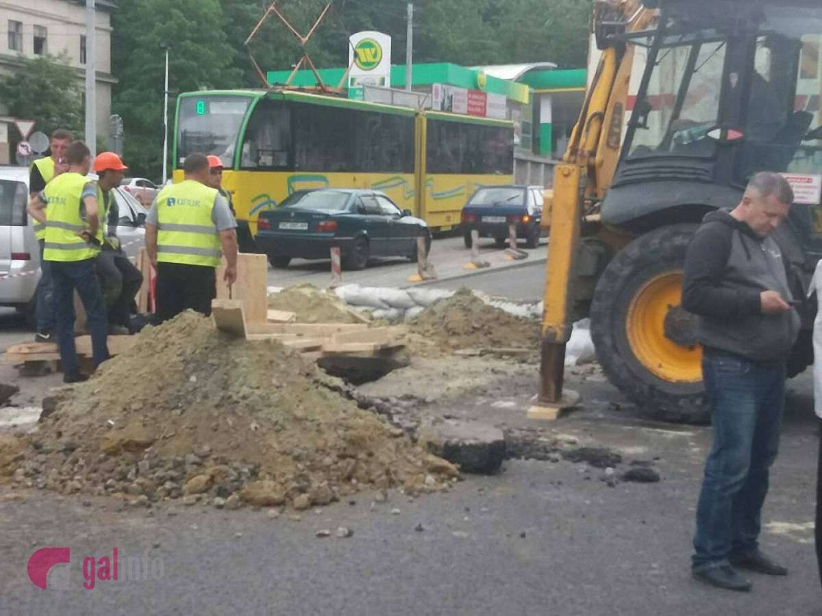 На Новому Львові внаслідок злив знову обвалився старий каналізаційний колектор
