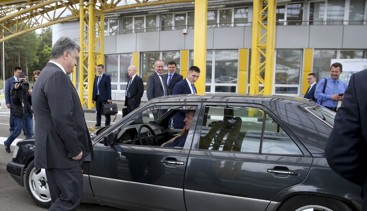 Президент виступив проти ввезення нерозмитнених автомобілів в Україну