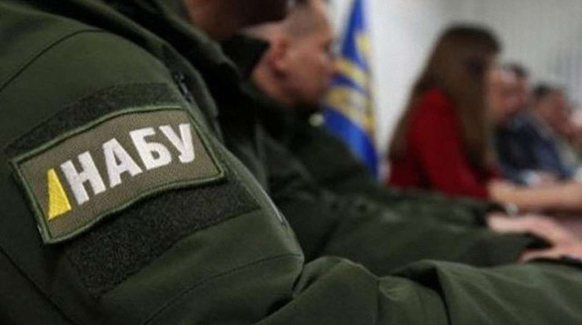 НАБУ затримало співробітницю суду, яка за гроші «зливала» дані про обшуки детективів