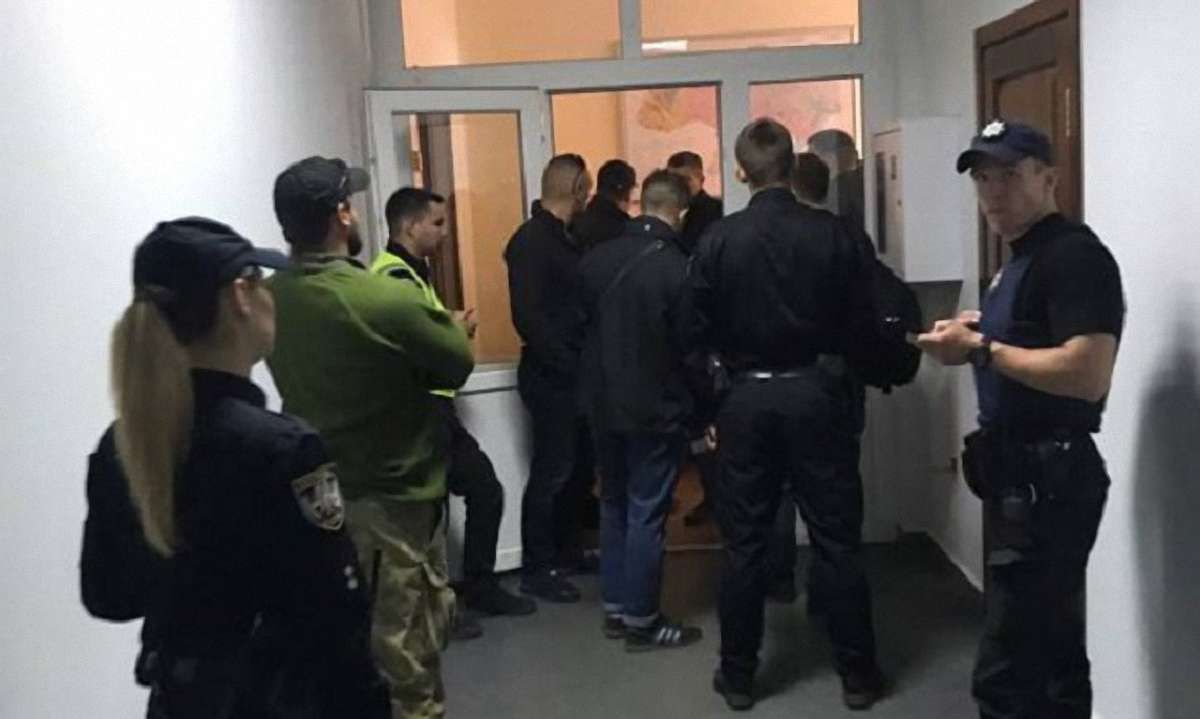 У Києві група людей захопила кабінет голови Держгеонадр