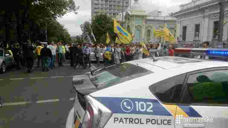 У Києві власники авто з іноземною реєстрацією перекрили вулицю біля ВРУ