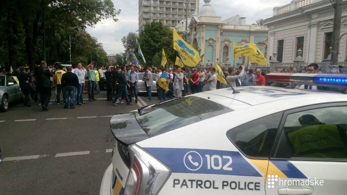 У Києві власники авто з іноземною реєстрацією перекрили вулицю біля ВРУ